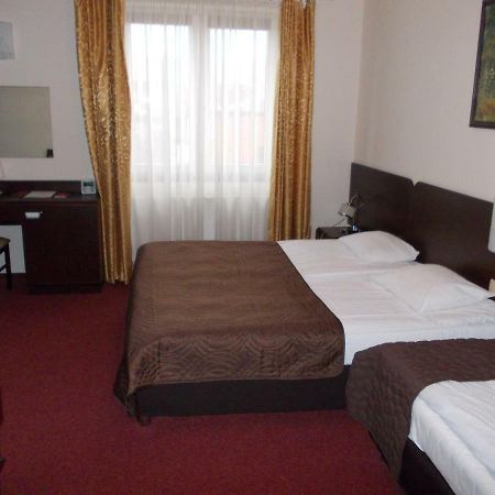 Hotel Pinocy Ledziny Kültér fotó