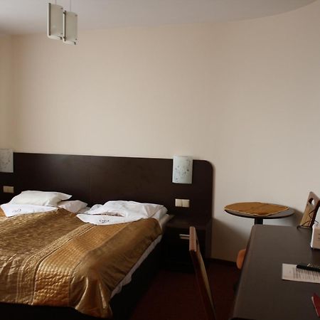 Hotel Pinocy Ledziny Kültér fotó