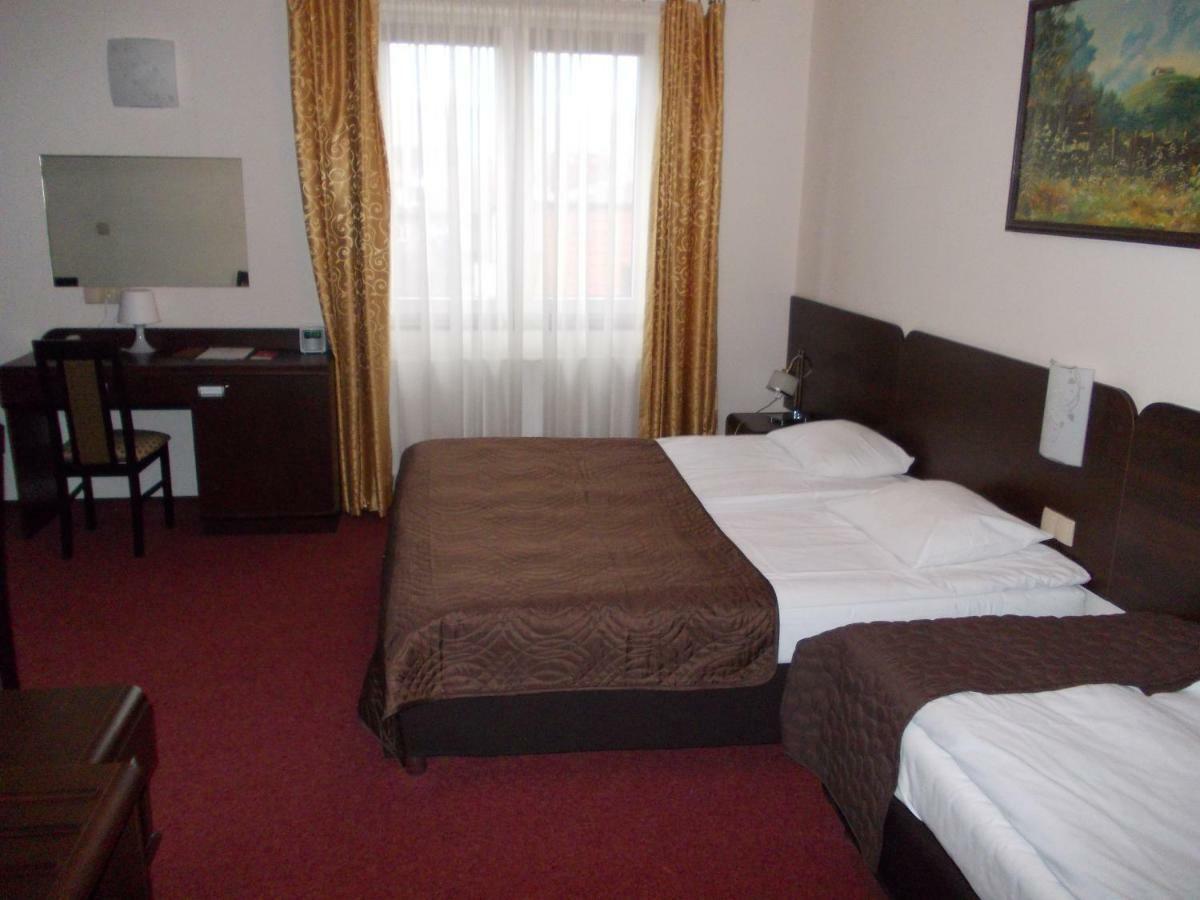 Hotel Pinocy Ledziny Kültér fotó
