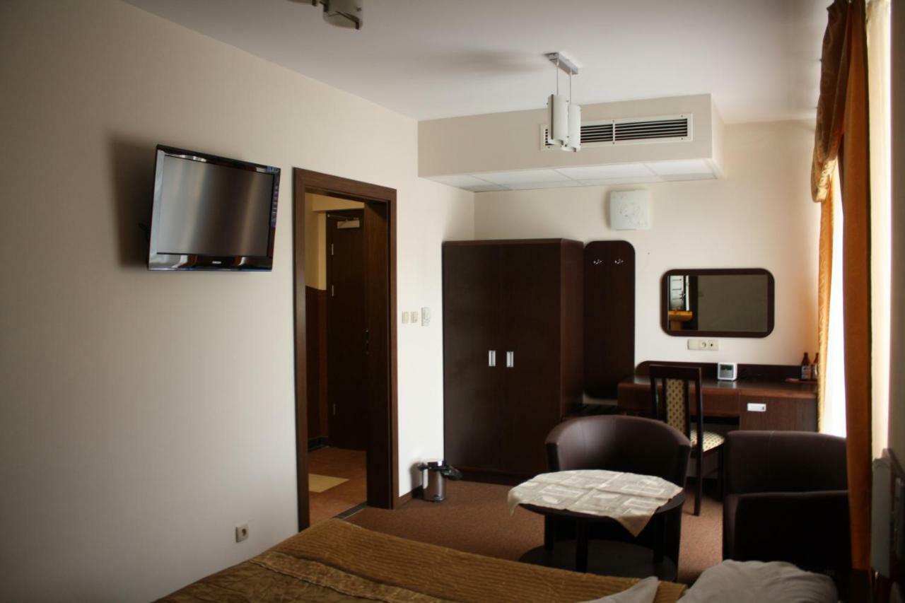 Hotel Pinocy Ledziny Kültér fotó
