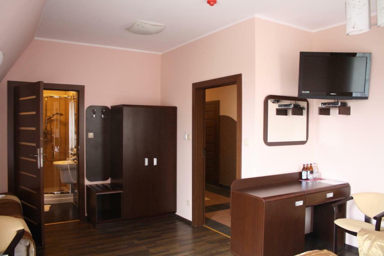 Hotel Pinocy Ledziny Kültér fotó
