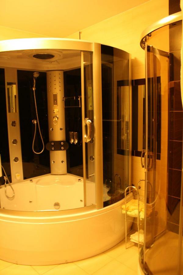 Hotel Pinocy Ledziny Kültér fotó