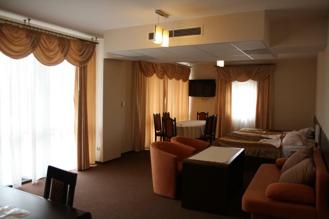 Hotel Pinocy Ledziny Kültér fotó