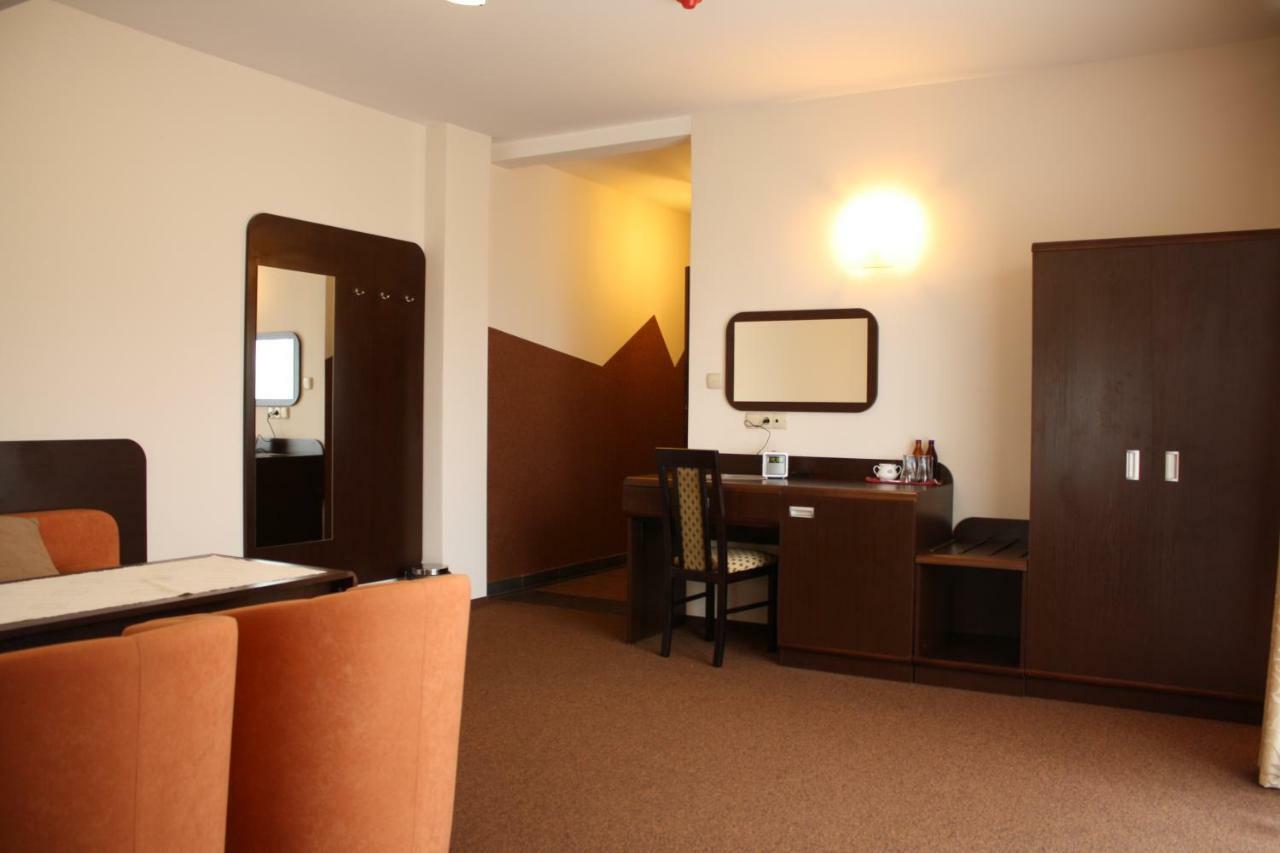 Hotel Pinocy Ledziny Kültér fotó